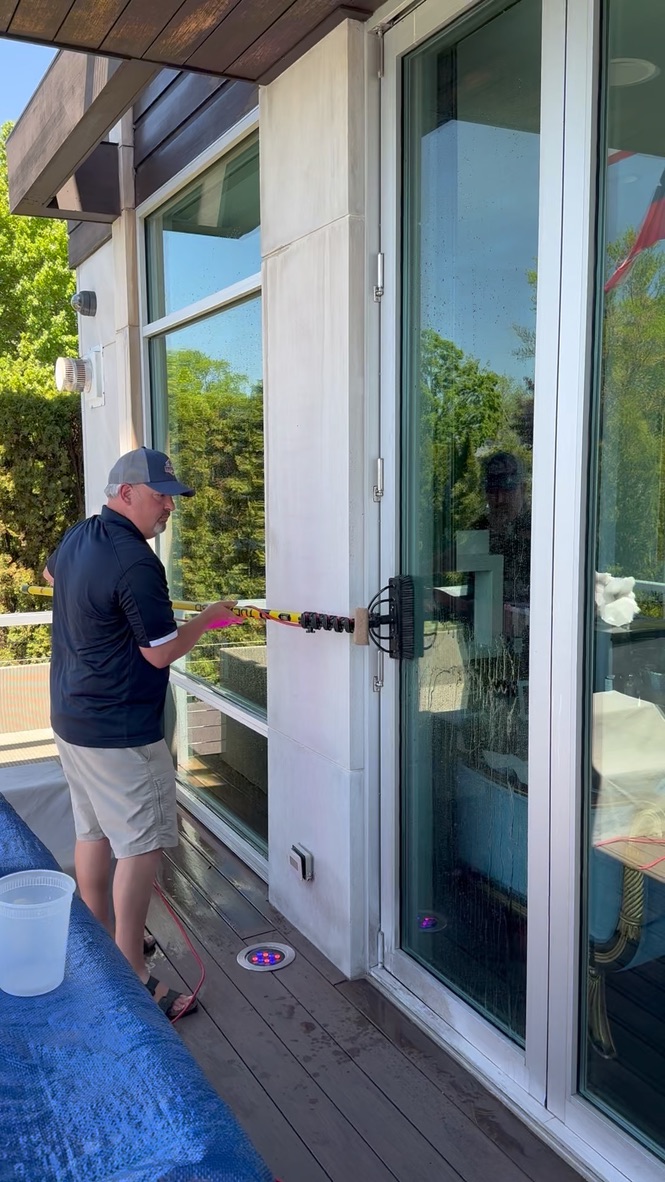 Window cleaner cleaning windows